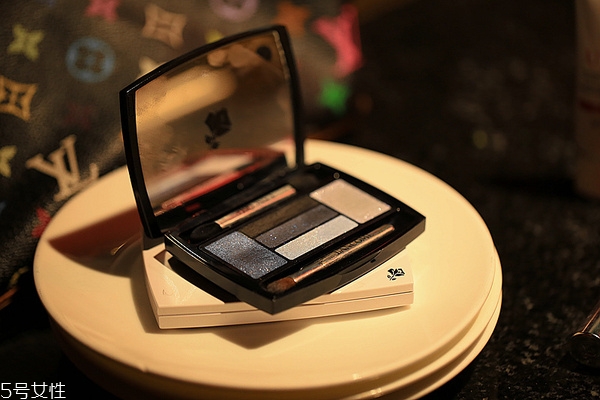 眼影顏色搭配技巧 一學(xué)就會的日常眼妝