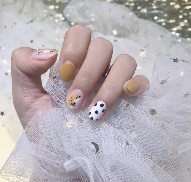 簡(jiǎn)約精致美甲圖片 5款內(nèi)涵美甲送給小仙女