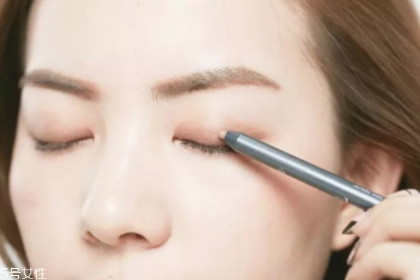 簡(jiǎn)單裸妝淡妝怎么畫(huà) 裸妝眼影的畫(huà)法