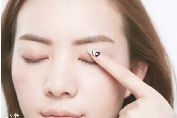 簡(jiǎn)單裸妝淡妝怎么畫(huà) 裸妝眼影的畫(huà)法