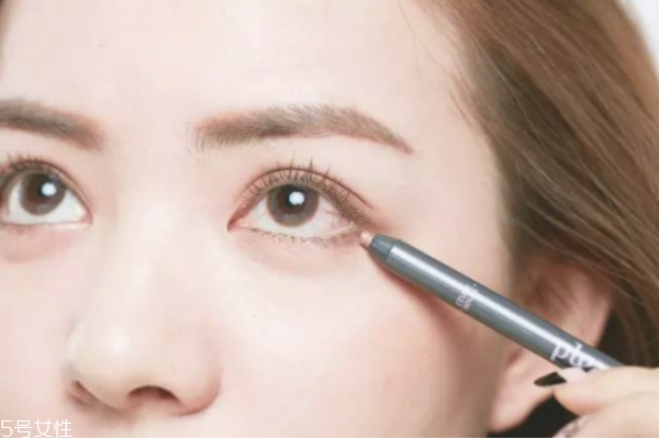 簡(jiǎn)單裸妝淡妝怎么畫(huà) 裸妝眼影的畫(huà)法