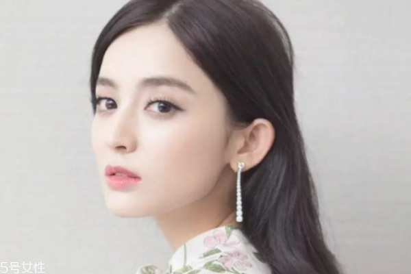 簡(jiǎn)單裸妝淡妝怎么畫(huà) 裸妝眼影的畫(huà)法