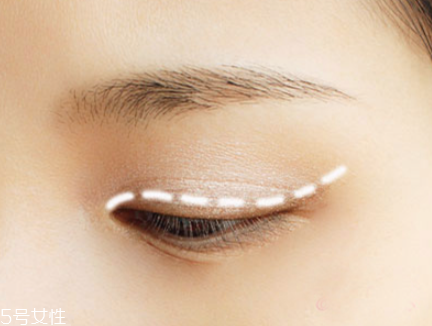 簡(jiǎn)單裸妝淡妝怎么畫(huà) 裸妝眼影的畫(huà)法