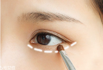 簡(jiǎn)單裸妝淡妝怎么畫(huà) 裸妝眼影的畫(huà)法