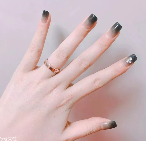 簡(jiǎn)約精致美甲圖片 5款內(nèi)涵美甲送給小仙女