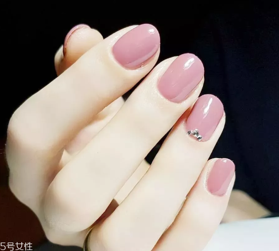 簡(jiǎn)約精致美甲圖片 5款內(nèi)涵美甲送給小仙女