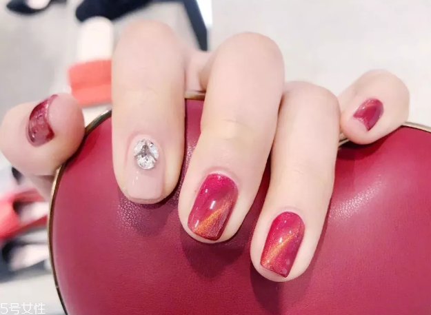 簡(jiǎn)約精致美甲圖片 5款內(nèi)涵美甲送給小仙女