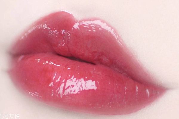 阿瑪尼黑管514是什么顏色 梅子豆沙人見人愛 阿瑪尼黑管514是什么顏色 梅子豆沙人見人愛