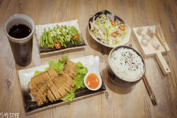 午餐應(yīng)該吃什么最有營(yíng)養(yǎng) 正確飲食要知曉 午餐應(yīng)該吃什么最有營(yíng)養(yǎng) 正確飲食要知曉