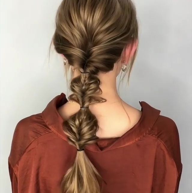 女生長(zhǎng)發(fā)低馬尾發(fā)型怎么扎