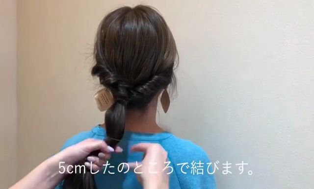 女生長(zhǎng)發(fā)低馬尾發(fā)型怎么扎