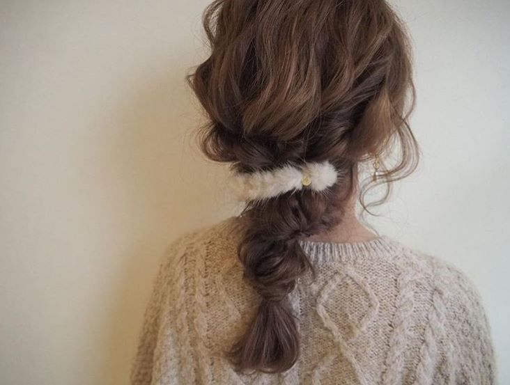 女生長(zhǎng)發(fā)低馬尾發(fā)型怎么扎