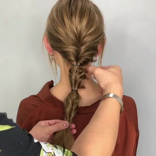 女生長(zhǎng)發(fā)低馬尾發(fā)型怎么扎