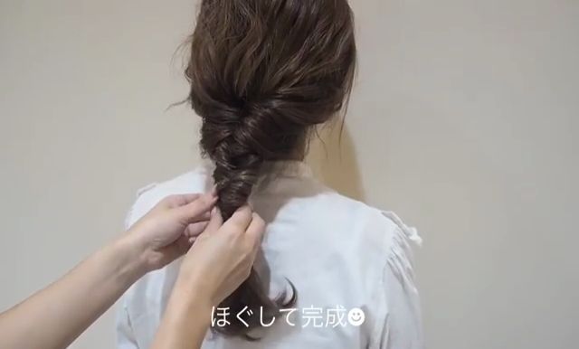 女生長(zhǎng)發(fā)低馬尾發(fā)型怎么扎