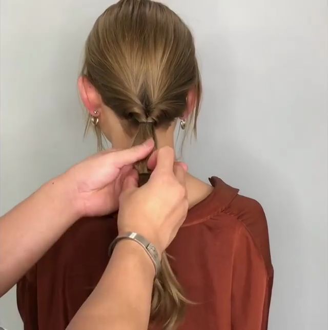 女生長(zhǎng)發(fā)低馬尾發(fā)型怎么扎