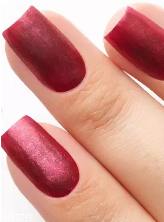 另類(lèi)磨砂紅美甲圖片 讓人魅力四射的紅色風(fēng)暴