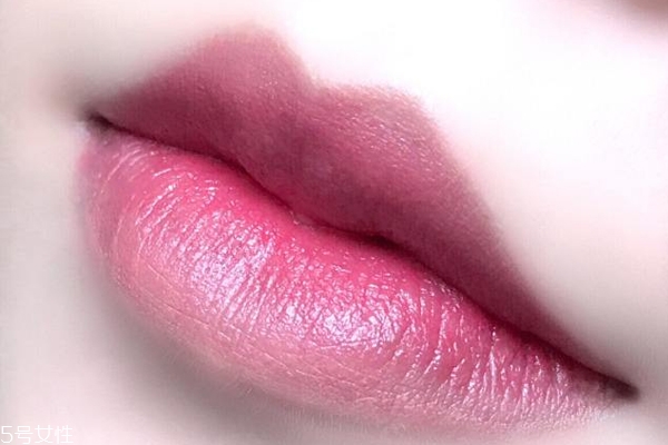 咬唇妝用什么顏色好看 這3色助你美出新高度 咬唇妝用什么顏色好看 這3色助你美出新高度