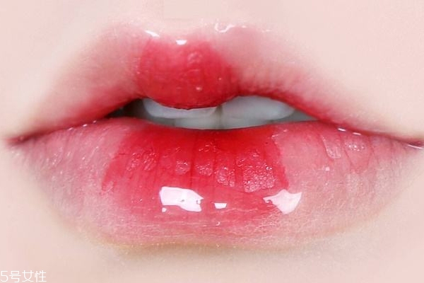 咬唇妝用什么顏色好看 這3色助你美出新高度 咬唇妝用什么顏色好看 這3色助你美出新高度