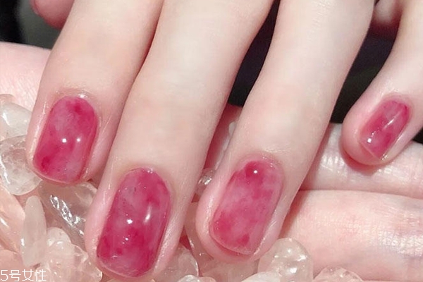 8種紅色暈染美甲款式 本季大熱臟臟紅美甲 8種紅色暈染美甲款式 本季大熱臟臟紅美甲