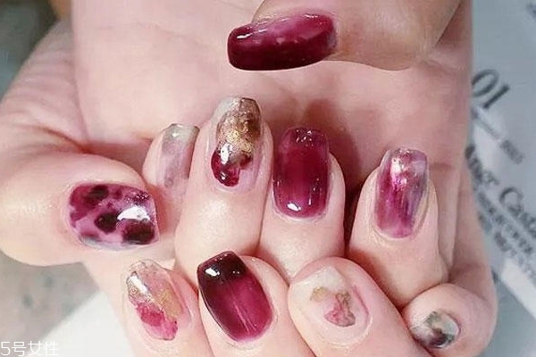 8種紅色暈染美甲款式 本季大熱臟臟紅美甲 8種紅色暈染美甲款式 本季大熱臟臟紅美甲