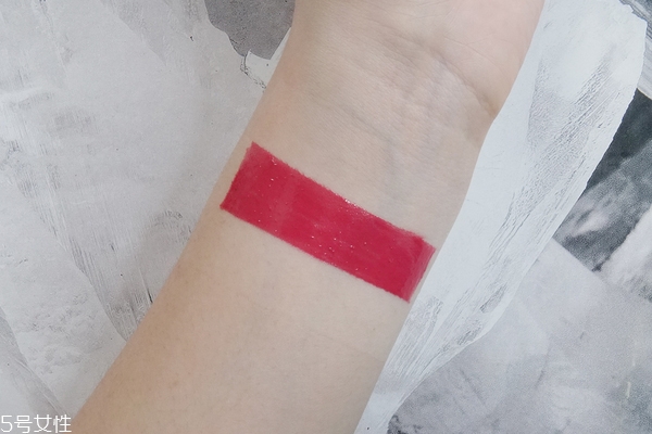 美寶蓮小燈管口紅怎么樣 滋潤顯色不撲街 美寶蓮小燈管口紅怎么樣 滋潤顯色不撲街