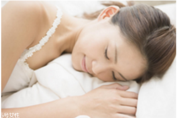 產后坐月子宜采用哪種睡姿 產后坐月子宜采用哪種睡姿