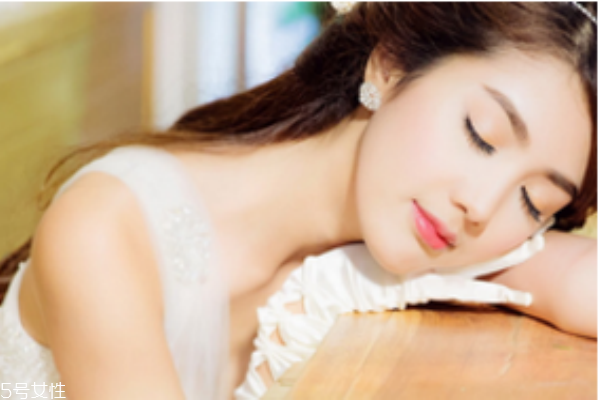 產后坐月子宜采用哪種睡姿 產后坐月子宜采用哪種睡姿