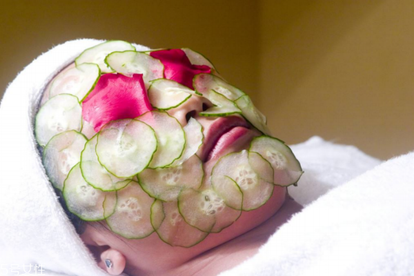 黃瓜敷臉前要洗臉嗎 黃瓜敷臉注意事項(xiàng) 黃瓜敷臉前要洗臉嗎 黃瓜敷臉注意事項(xiàng)