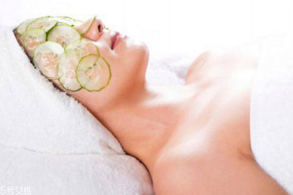 黃瓜敷臉前要洗臉嗎 黃瓜敷臉注意事項(xiàng) 黃瓜敷臉前要洗臉嗎 黃瓜敷臉注意事項(xiàng)