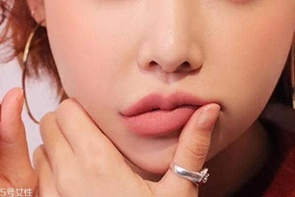 4種日常簡(jiǎn)單唇妝畫(huà)法 快速為日常妝帶來(lái)新鮮感