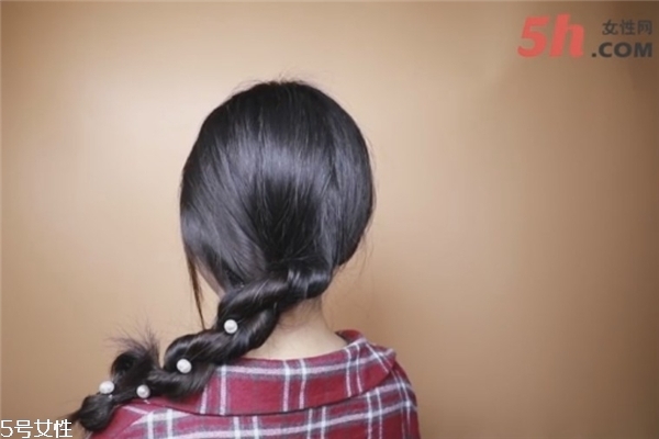 麻花卷低馬尾教程 麻花卷低馬尾教程