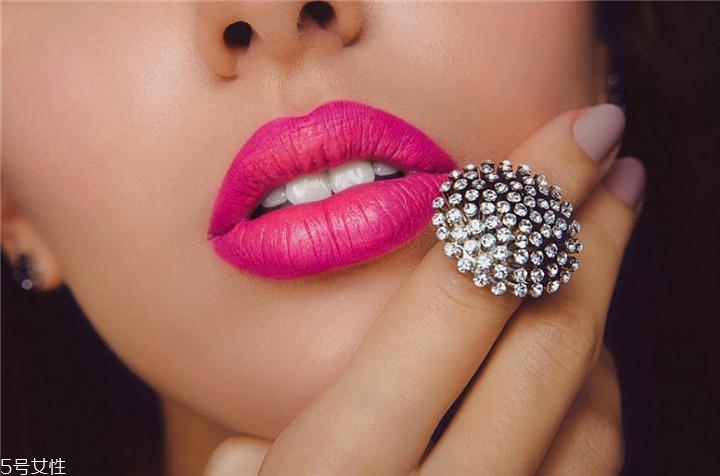 4種日常簡(jiǎn)單唇妝畫(huà)法 快速為日常妝帶來(lái)新鮮感