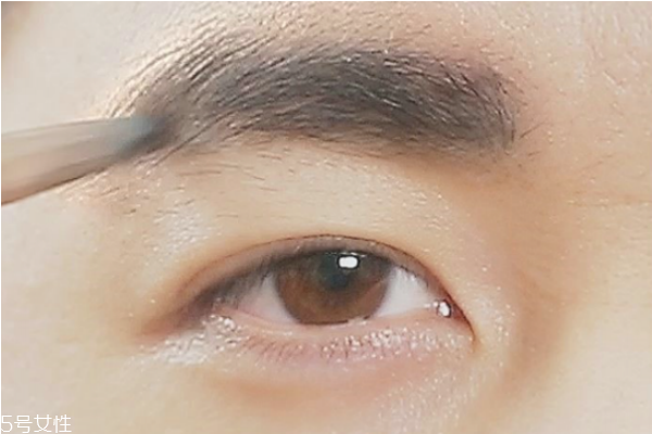 男生適合畫(huà)什么眉毛 男生修眉毛的步驟圖片