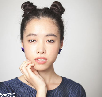 如何自己做簡單盤發(fā) 雙丸子頭最好看的扎法 如何自己做簡單盤發(fā) 雙丸子頭最好看的扎法