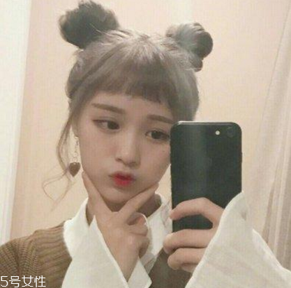 如何自己做簡單盤發(fā) 雙丸子頭最好看的扎法 如何自己做簡單盤發(fā) 雙丸子頭最好看的扎法