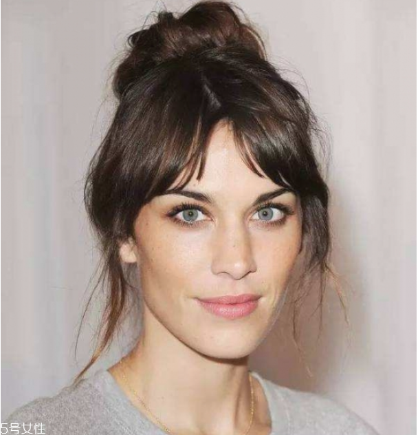 如何自己做簡單盤發(fā) 雙丸子頭最好看的扎法 如何自己做簡單盤發(fā) 雙丸子頭最好看的扎法