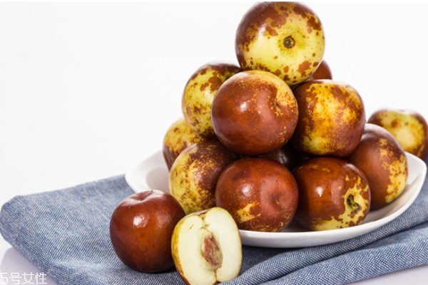 冬棗洗過之后變紅色是為什么 吃冬棗的副作用及壞處 冬棗洗過之后變紅色是為什么 吃冬棗的副作用及壞處