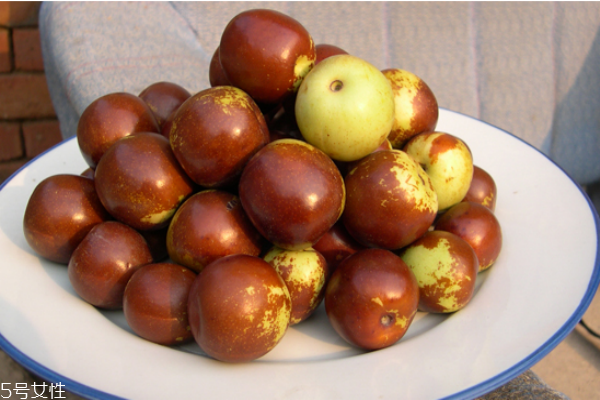 冬棗洗過之后變紅色是為什么 吃冬棗的副作用及壞處 冬棗洗過之后變紅色是為什么 吃冬棗的副作用及壞處