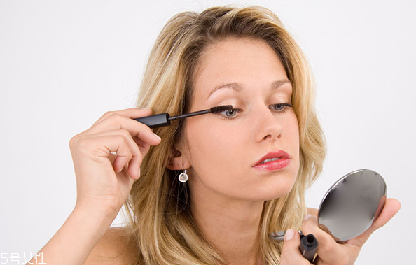 怎么畫(huà)眉毛不顯兇 眉毛這樣畫(huà)會(huì)顯得柔和