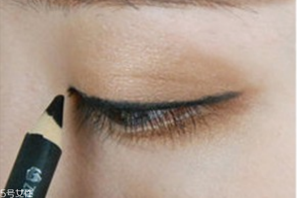 怎樣畫眼線顯眼睛大 超簡單大眼妝畫法 怎樣畫眼線顯眼睛大 超簡單大眼妝畫法