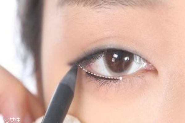 睫毛往下垂怎么辦 3招解決易塌睫毛 睫毛往下垂怎么辦 3招解決易塌睫毛