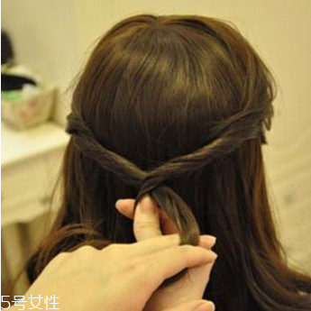 卷發(fā)扎什么發(fā)型好看 長卷發(fā)扎法教程 卷發(fā)扎什么發(fā)型好看 長卷發(fā)扎法教程