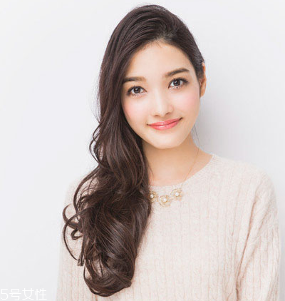 卷發(fā)扎什么發(fā)型好看 長卷發(fā)扎法教程 卷發(fā)扎什么發(fā)型好看 長卷發(fā)扎法教程