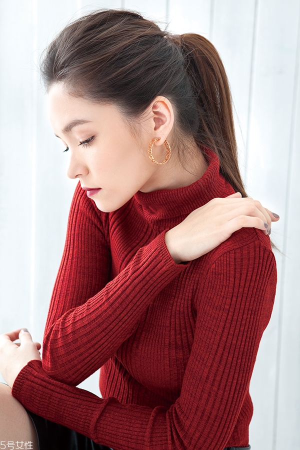 穿毛衣適合扎什么發(fā)型 4種發(fā)型對(duì)應(yīng)4種毛衣 穿毛衣適合扎什么發(fā)型 4種發(fā)型對(duì)應(yīng)4種毛衣