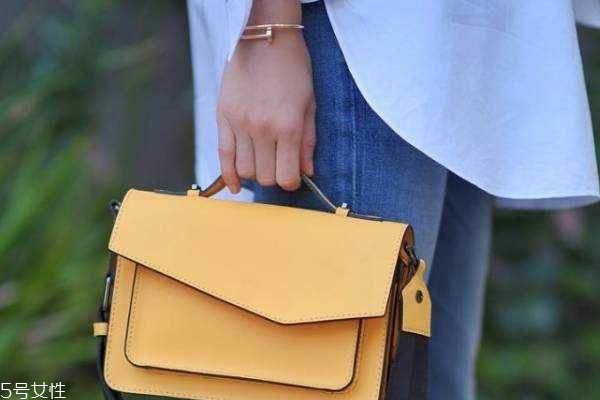 條紋運(yùn)動(dòng)褲配什么包包 背這2種包才不會(huì)土 條紋運(yùn)動(dòng)褲配什么包包 背這2種包才不會(huì)土