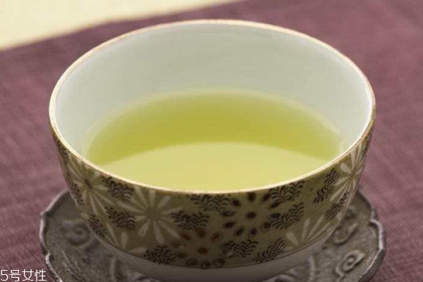 茶水洗臉有什么好處 茶水洗臉預防皺紋