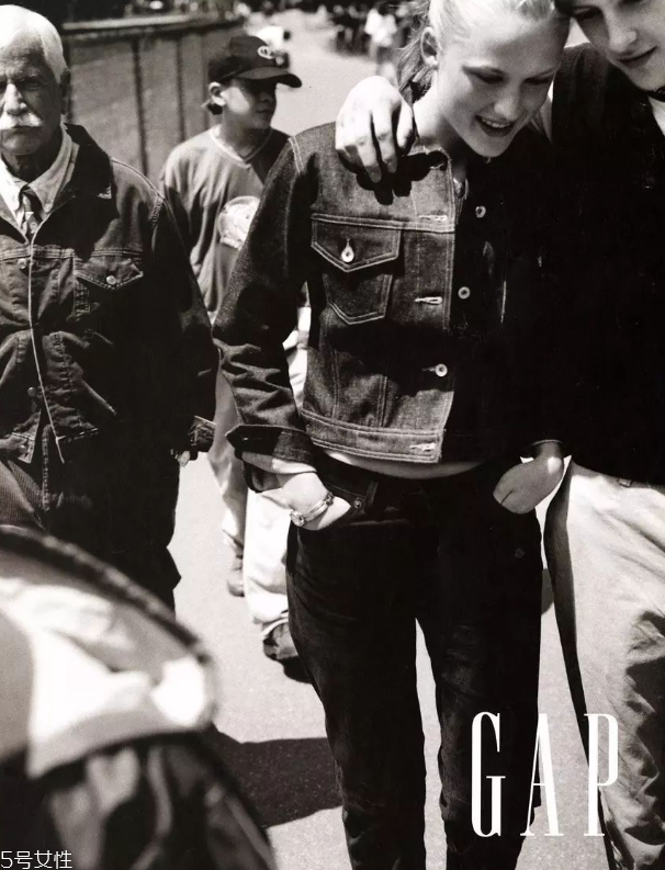 燈芯絨外套配什么褲子 燈芯絨外套褲子搭配圖片 燈芯絨外套配什么褲子 燈芯絨外套褲子搭配圖片