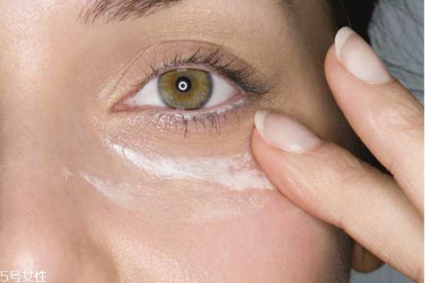 去除魚(yú)尾紋眼袋的妙方 眼霜錯(cuò)誤的涂法