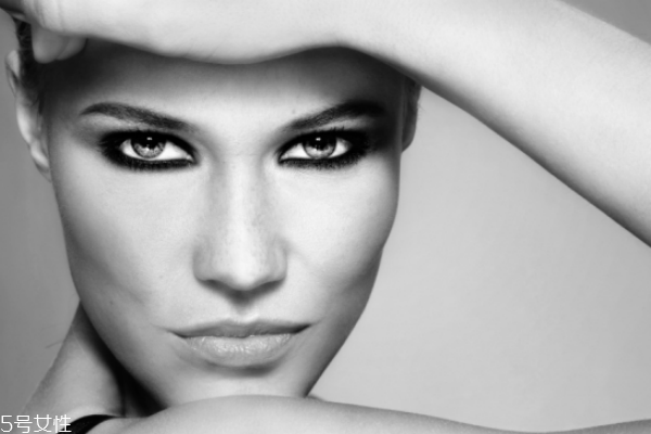 去魚(yú)尾紋的最好土方法 魚(yú)尾紋除皺方法