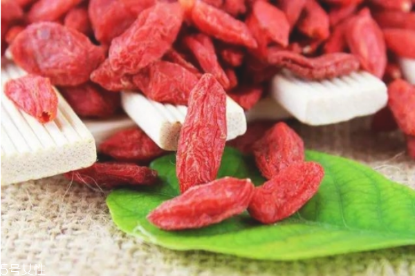 冬天干燥吃什么好 冬天干燥喝什么湯好 冬天干燥吃什么好 冬天干燥喝什么湯好